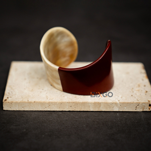 Brazaletes Artesanales Personalizados de Cuerno de Búfalo Natural, Brazalete en Forma de C, Semi-Pintado en Rojo - Product Image 3