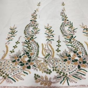 Tissu brodé artisanal de fabrication indienne avec perles, paillettes et perles pour vêtements de mariée et de cérémonie disponibles à la vente - Product Image 5
