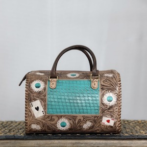 Última llegada: Bolso de hombro portátil estilo gitano bohemio con cierre de cremallera, de cuero genuino con grabado floral hecho a mano y patrón de piel de vaca. - Product Image 1