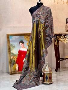 ผ้าคลุมไหลไหมคุณภาพดีสีทองอร่าม ดีไซน์ Winter's Twilight สำหรับผู้หญิง งานแต่งงาน งานเทศกาล คอลเลคชั่นจากอินเดียโดยตรง - Product Image 4