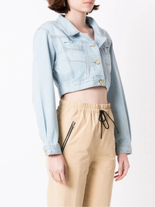 Veste en jean bleu clair à manches longues avec boutons dorés, taille XL, poches poitrine et détails de couture, pour un style décontracté et streetwear. - Product Image 5