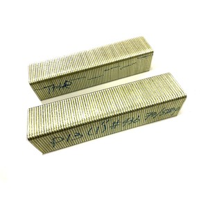 APLUS P-25-10000 Iron <b>Staple</b> 26.5mm Crown 1.4x1.6mm Smooth Shank 25mm Length 10000pcs/box - Product Image 1