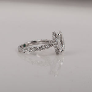 Anillo de compromiso de diamante cultivado en laboratorio de corte ovalado con Halo oculto 14K chapado en oro sólido estilo de moda acento anillo de regalo para mujer - Product Image 5