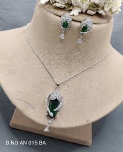 Colgante de Latón Chapado en Rodio con Circonita Cúbica de Corte Esmeralda, Diseño Geométrico, Modelo an 015 - Product Image 2