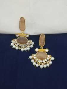 Royal and Festive Kundan Chandbali Pearl Drops Earring Set Producto único de moda a granel para niñas y mujeres - Product Image 4