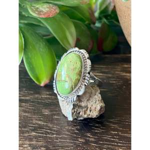 Anillo de Moda de Acero Inoxidable Hecho por Artesanos Navajo con Gaspeita Australiana y Engaste de Plata Esterlina, Talla 6, Elegante Idea de Regalo - Product Image 4