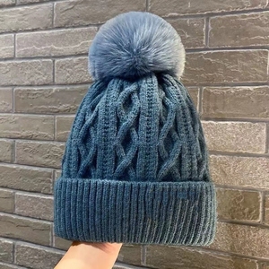 Gorro con pompón de punto personalizado con logotipo de diseñador, calentador de cabeza alta, Top esponjoso estampado tejido, moda para hombres y mujeres, clima frío - Product Image 3