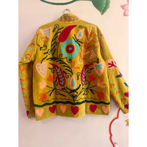 Veste réversible en velours brodé Suzani Meadow Bloom, écologique, faite à la main pour femmes, manteaux d'automne et d'hiver, doublure en lin, satin - Product Image 2