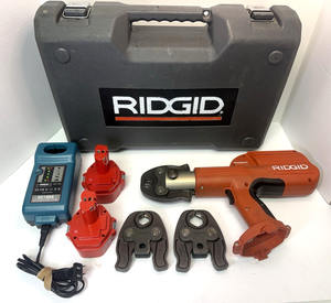 NUEVA HERRAMIENTA DE PRENSADO COMPACTA RIDGID 100-B DE CALIDAD CON 3 MANDIABLES EN EXCELENTE ESTADO - Product Image 1