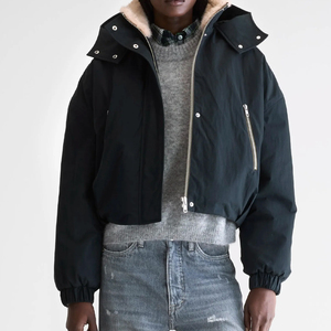 เสื้อแจ็คเก็ตบอมเบอร์แฟชั่นผู้หญิงราคาส่ง สำหรับฤดูใบไม้ร่วงและฤดูหนาว เสื้อคลุมลำลองน้ำหนักเบา พร้อมขอบแขนและชายเสื้อแบบริบ - Product Image 2