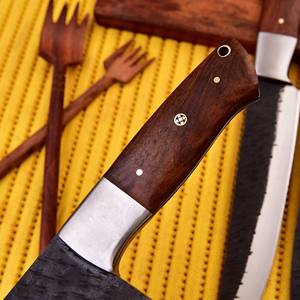 ชุดมีดเชฟเหล็กกล้าคาร์บอนสูงคุณภาพสูงขายส่ง พร้อมมีดสำหรับต่อสู้และตั้งแคมป์ ด้ามไม้ รับผลิตตามแบบ OEM เป็นมิตรกับสิ่งแวดล้อม - Product Image 2