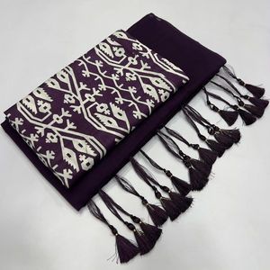 Saree en coton et lin doux avec imprimé floral et pallu imprimé est livré avec un chemisier imprimé avec bordure assortie - Product Image 2