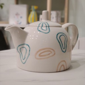 Théière au design rayé moderne avec bec verseur de précision, poignée confortable et corps isotherme, idéale pour servir le thé - Product Image 5