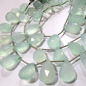 Aqua Chalcedony Briolette 10x15mm a 12x16mm Tamaño Cuentas en forma de pera Se venden por soportes de 8 a 9 pulgadas - Product Image 1