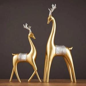 Paire de sculptures élégantes en renne doré avec détails argentés Décoration élégante de la maison pour salon ou bureau - Product Image 1