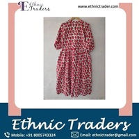 Robe patineuse florale fraise de qualité supérieure, style doux, col rond, taille naturelle avec détail à volants, lavable pour les mariages