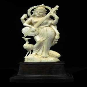 Statue de la déesse Saraswati en marbre blanc faite à la main avec veena, sculpture traditionnelle de divinité hindoue pour la décoration de temple, de maison et de jardin - Product Image 3