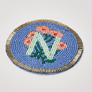 Posavasos de una sola letra con cuentas de cristal hechas a mano de lujo 2025, alfombrilla para bebidas Premium para bodas y regalos corporativos - Product Image 1