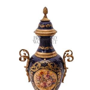 Porcelana azul antigua y centro de mesa de latón con jarrones florales ornamentados hechos a mano decoración de lujo vintage - Product Image 3