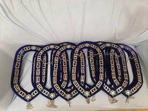 Collier en chaîne en laiton vintage maçonnique plaqué or avec motif rectangulaire sur velours bleu marine écologique - Product Image 4