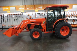 Tracteur à roues Kubota 4x4 35 CV, tracteur utilitaire multifonctionnel pour jardin avec pelle frontale, couleur rouge - Product Image 2