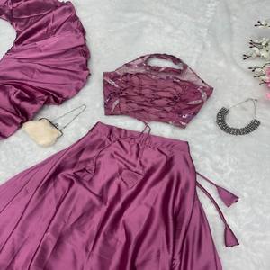 Blusa VASTRA COTTAGE con lentejuelas de red suave y Lehenga de satén japonés puro con vuelo completo, Patta de lona y Dupatta de satén en cascada - Product Image 1