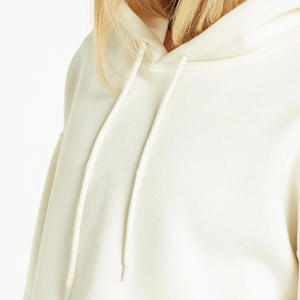 Top corto de entrenamiento para mujer, diseñado para brindar flexibilidad en el movimiento, comodidad en el entrenamiento y rendimiento atlético. - Product Image 3