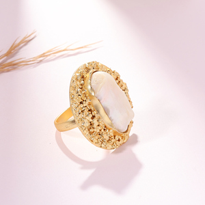 Bague de cocktail élégante et classique pour femme, en laiton, avec perle d'imitation blanche ronde de qualité AAA, pour le quotidien et les cadeaux - Product Image 2
