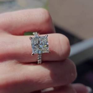 Anillo de Diamante Cultivado en Laboratorio con Corte Princesa de 4.60 Quilates, Diseño de Halo Catedral, Color DEF, Claridad VVSVS - Product Image 1