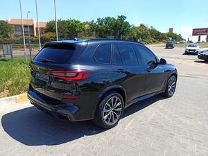 BMWW X5 M50i 2022, 8 cylindres, boîte automatique 6 vitesses, SUV d'occasion, conduite à droite/à gauche, intérieur foncé, sièges en cuir, toit ouvrant, caméra de recul, pneus R17 - Product Image 6