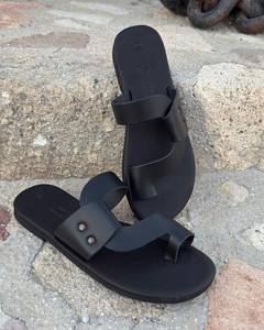 Tongs noires et brunes faites à la main en cuir véritable pour femmes Pantoufles Design plat moderne par MS Handicraft - Product Image 4