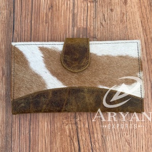 Portefeuille à deux volets en cuir de vachette véritable fait à la main Western Hair On Hide Portefeuille de carte de crédit Pochette en cuir rustique véritable pour femmes - Product Image 1
