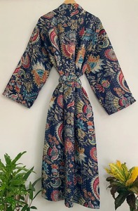 Bata de Baño Kantha Azul Oscuro con Diseño Floral Hecha a Mano, 100% Algodón, Kimono Tradicional Indio para Otoño, Verano y Primavera - Product Image 2