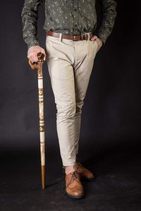 DECORACIÓN Bastón de madera Mango redondo Bastón de madera con acabado de ceniza natural y Punta de goma Bastón de estilo tradicional - Product Image 2