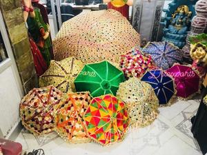 Décoration de scène de Mehndi parfaite avec des parapluies, thème Rajasthani, toile de fond de Mehndi avec des parapluies colorés, aménagements pour Mehndi et Sangeet - Product Image 4