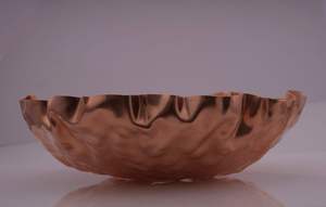 Bol en cuivre au design élégant de fleurs, idéal pour la présentation sur table, les fêtes de mariage et les occasions spéciales, fabriqué à la main en Inde. - Product Image 5