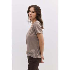 Camiseta Básica Brillante con Cuello en V - Product Image 5