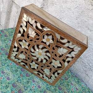 Caja de regalo acrílica moderna con tapa decorativa con incrustaciones de concha Soporte de dulces árabe Premium para bodas, regalos Eid, uso de exhibición en el hogar - Product Image 4