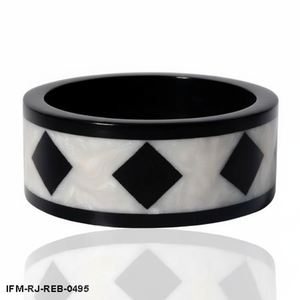 Bracelet en résine Harlequin monochrome, style vintage, incrustation de diamants noirs et blancs, bijou audacieux à motif géométrique - Product Image 3
