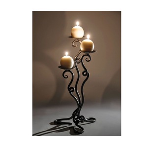 Porte-bougie en métal artistique conçu pour projeter de belles ombres douces et éclairer les pièces avec une ambiance chaleureuse et accueillante - Product Image 6
