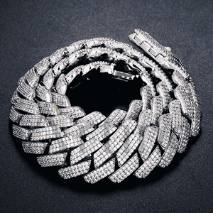 Elegante collar de cadena para hombre en acero inoxidable plateado para uso diario o de fiesta - Product Image 1