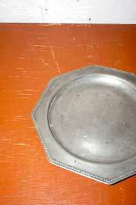 Assiette de chargeur décorative plaquée finition simple et élégante assiette de service en métal plaqué or faite à la main de forme ronde pour la décoration intérieure - Product Image 4