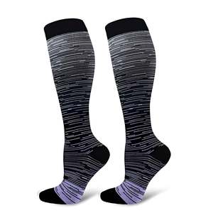 Chaussettes de compression de voyage personnalisables 100 % coton respirantes antibactériennes à rayures jacquard pour le cyclisme intensif - Product Image 3