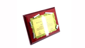 Plaque dorée à motif élégant très demandée pour les bureaux et les institutions, disponible pour une livraison mondiale - Product Image 3