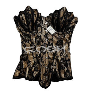 Corset élégant en satin beige avec superposition de dentelle florale noire et décolleté en cœur festonné - Product Image 1