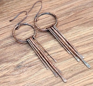 Belles boucles d'oreilles florales en cuivre avec des détails oxydés faites pour les femmes avec un oeil pour les bijoux ethniques antiques - Product Image 2