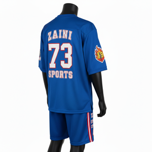 Conjunto deportivo premium de jersey de malla de poliéster transpirable de 220 GSM, con paneles a rayas azules, rojos y blancos, y logotipo estampado en serigrafía. - Product Image 3