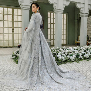 ชุดเลเฮนกาแต่งงานแบบปักลายดอกไม้สไตล์ปากีสถานที่ทันสมัยสวยงามแบบสั่งทำพิเศษ - Product Image 2