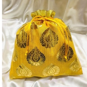 กระเป๋าหูรูดทำจากผ้าฝ้ายซาตินสีแดงเข้มพร้อมพิมพ์โลโก้สายสีทอง - Product Image 5