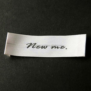 Étiquette tissée pour vêtements uniques et bon marché de plusieurs couleurs pour les chiffons Numéro de série Nom Logo Information de suivi Étiquette imprimée - Product Image 3